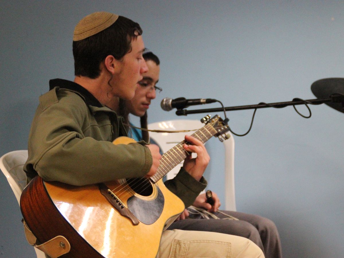 תלמיד הישיבה מנגן